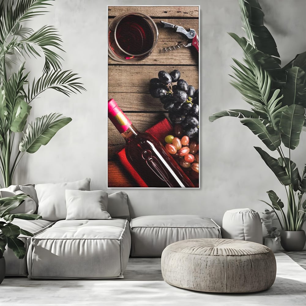 Tablou canvas cu natura statica cu sticla de vin si struguri, in rama de aluminiu argintiu, pe perete intr-un living